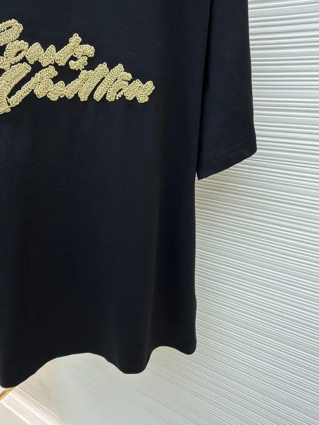 LOUIS VUITTON Raffia letter embroidered short sleeves ●Authentic product: Purchased and developed for 10399 ●Item number: 1680197-X95 ●Material: plain weave high-quality cotton ●Technology: double yarn tensioner thread ●Version: fitted version ●Weight: about 290 grams ●Size: S-M-L-XL ●Description: Clever use of iconic elements like raffia to add a touch of handcrafted flavor to the classic silhouette. Decorated with Louis Vuitton embroidery on the chest and Marque 1.Vuitton Dé 💰osée label on the back. The overall wiring is straight and delicate, the fabric is comfortable and soft, and the color is consistent without color difference. It can be matched with the same style to create a fashionable look and control various occasions. Customized accessories, complete with three standards, same style for men and women!